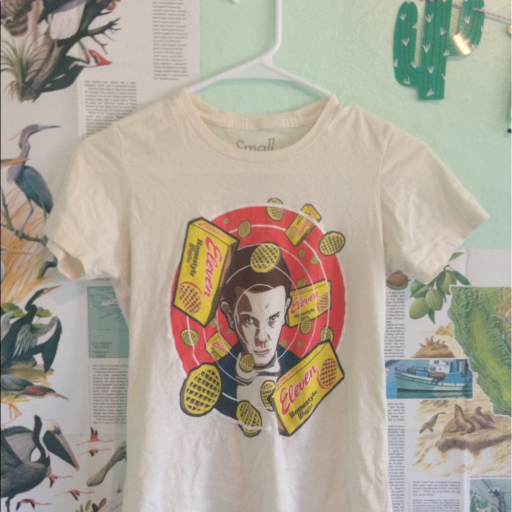 Stranger Things shirt !! Half off!! Soft!! Cute!!